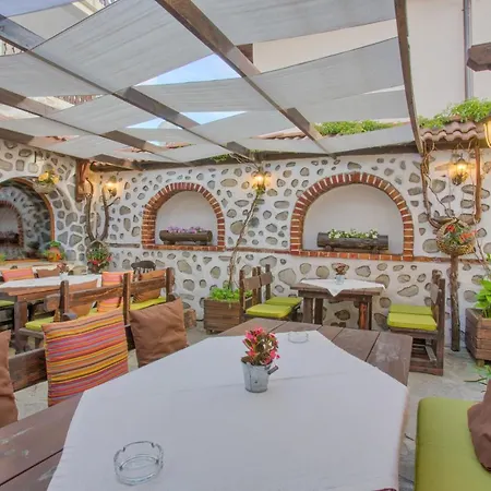 Hotel Veziova House 3*