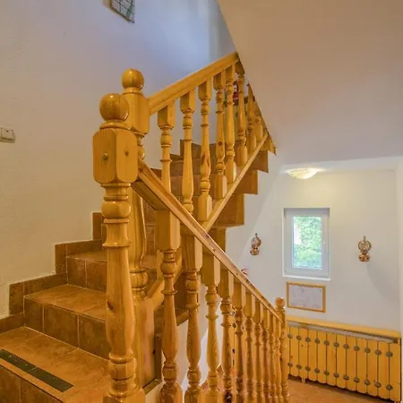 מלון Veziova House 3*
